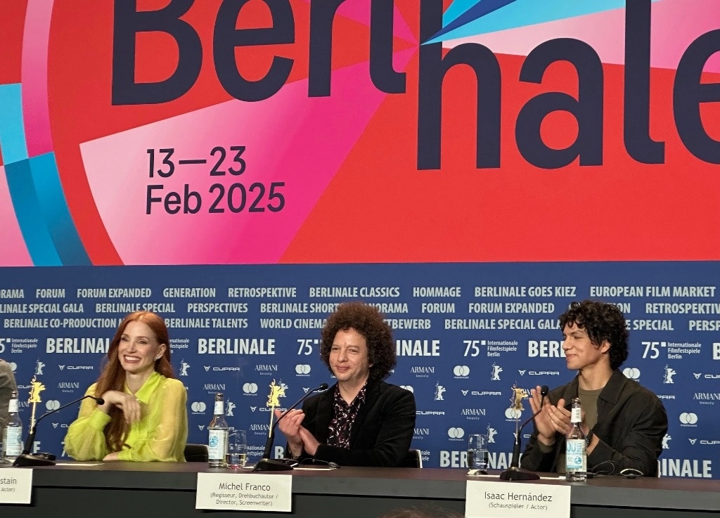 El realizador mexicano Michel Franco flanqueado por Jessica Chastain e Isaac Hernández, protagonistas de la cinta 'Dreams'. Foto Alia Lira Hartmann
