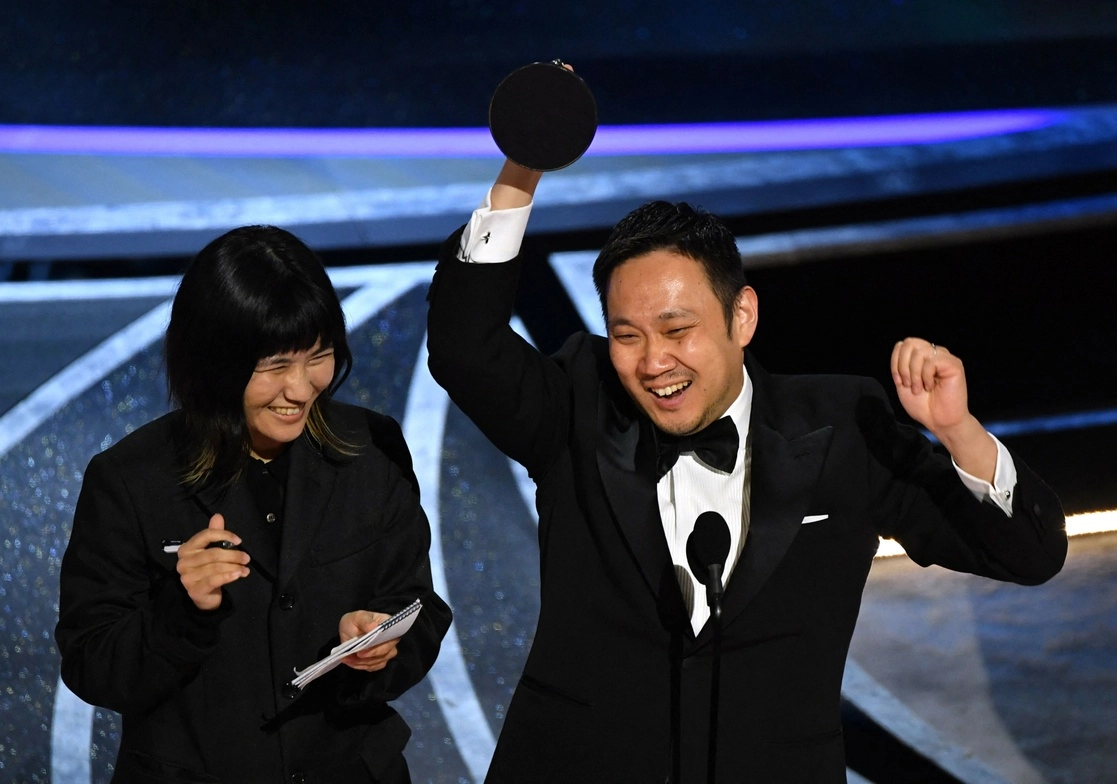 El director japonés Ryusuke Hamaguchi al recibir el premio. Foto Afp