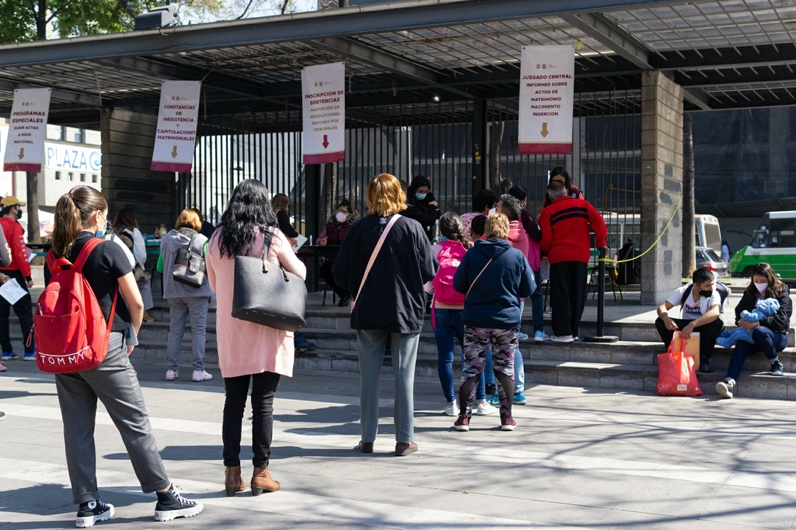 Largas filas, falta de información precisa y presencia de ‘coyotes’ ofreciendo sus servicios son las vicisitudes que enfrentan quienes acuden a las oficinas del Registro Civil de la Ciudad de México. Foto Pablo Ramos
