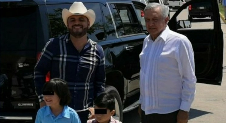 “Vente, vente” le comentó el mandatario, pero “a sana distancia”. Foto @El_Komander1