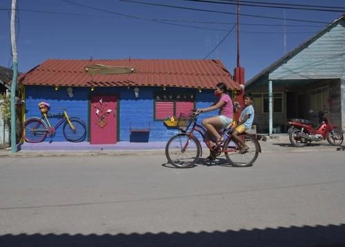 Imagen a color, inusual en la obra de Rogelio Cuéllar, captada en San Felipe, municipio de Yucatán. “Soy, dentro de todo, fotorreportero; me gusta salir a la calle con la cámara”, comparte. Foto cortesía Universidad del Claustro de San Juana