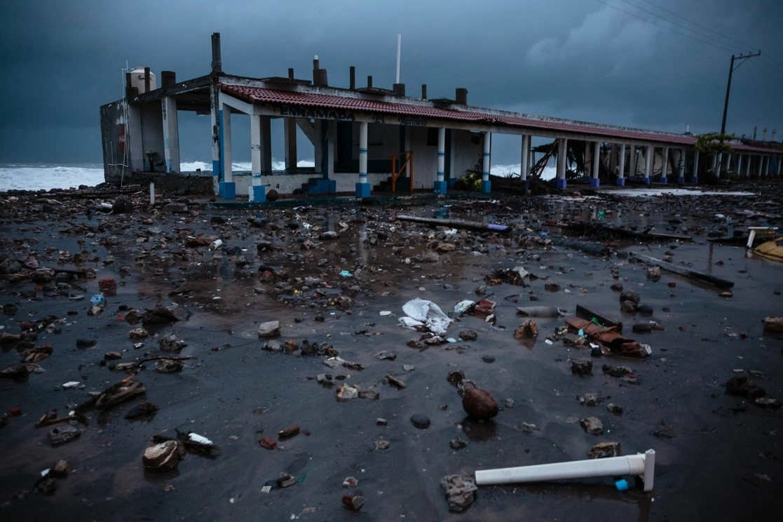 Restos de palapas y restaurantes en malecón de “El Paraíso”, en Armería, resultado del oleaje provocado por el paso del huracán 'Enrique' por Colima. Foto Cuartoscuro