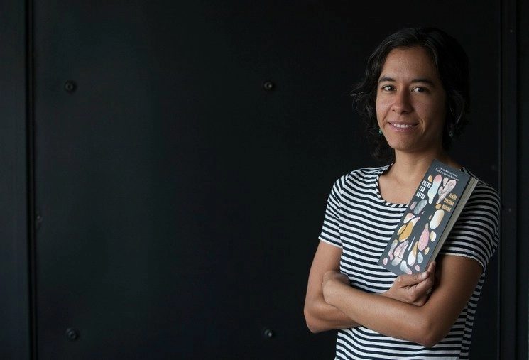 La escritora Alaíde Ventura Medina presentó su novela "Entre los rotos" en la Librería Mauricio Achar, en CDMX. Foto Cristina Rodríguez   