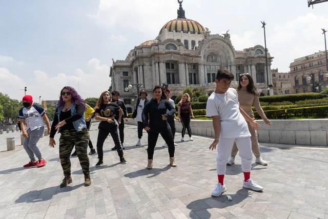 Jóvenes bailan en la explanada del Palacio de Bellas Artes luego de la reapertura de espacios públicos. Foto LA JORNADA/Pablo Ramos 