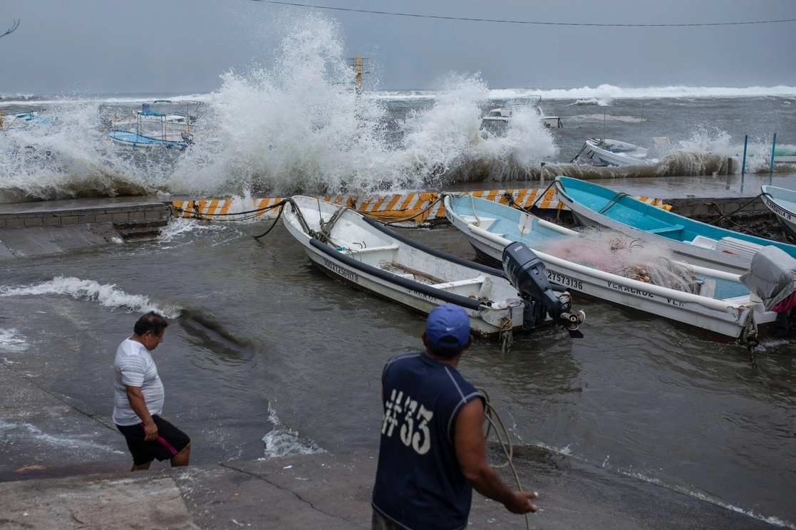 Lancheros aseguran sus embarcaciones en el Puerto de Veracruz, debido al paso del huracán Grace. Foto Ap