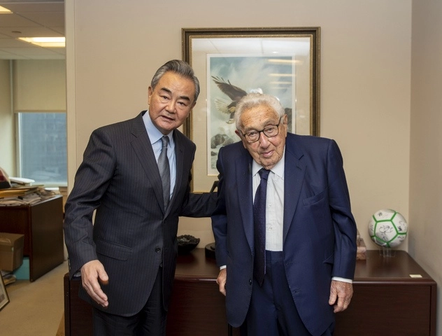 Wang Yi, ministro de Exteriores de China y Henry Kissinger, ex secretario de Estado de EU, el pasado 19 de septiembre en una reunión en Nueva York. Foto Xinhua.