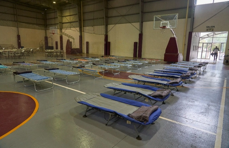 Aspectos de un albergue en Ensenada donde se preparan para recibir a quien lo requiera por los efectos de 'Hilary'. Foto Ap