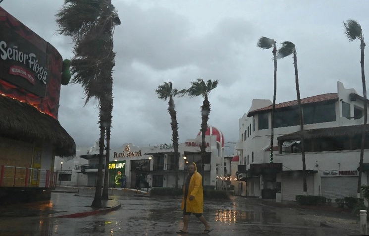 A las 09:00 horas el centro del huracán se ubicó a 375 kilómetros al oeste de Cabo San Lucas, y a 630 kilómetros al sur-sureste de Punta Eugenia, Baja California Sur. Foto Afp