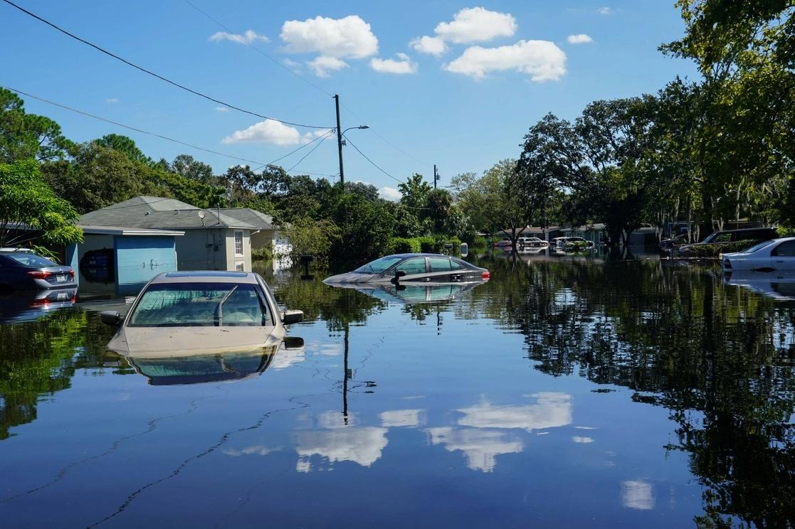 El estado de Florida revisa este sábado la cantidad de muertos por el huracán ‘Ian’, que se espera se disipe por la noche tras provocar inundaciones en Carolina del Sur. La imagen, en Orlando. Foto Afp