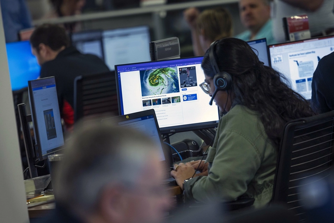Técnicos vigilan el avance del huracán ‘Ian’ en el Centro de Coordinación de Respuesta Nacional y enl a Agencia Federal de Manejo de Emergencias en Washington. Foto Afp