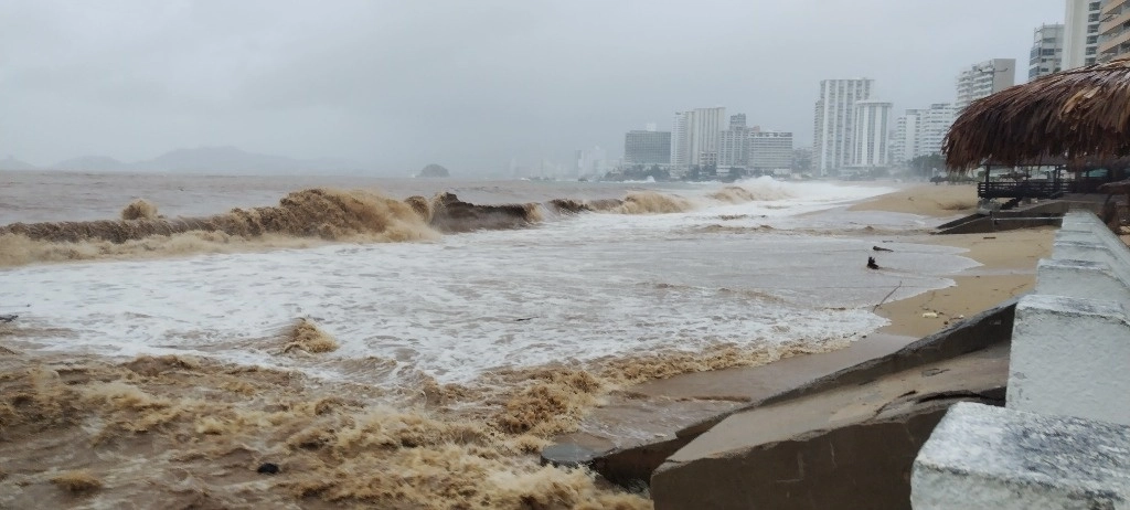 El Servicio Meteorológico Nacional informó que John se intensificó esta mañana de tormenta tropical a huracán Categoría 1. Foto Héctor Briseño