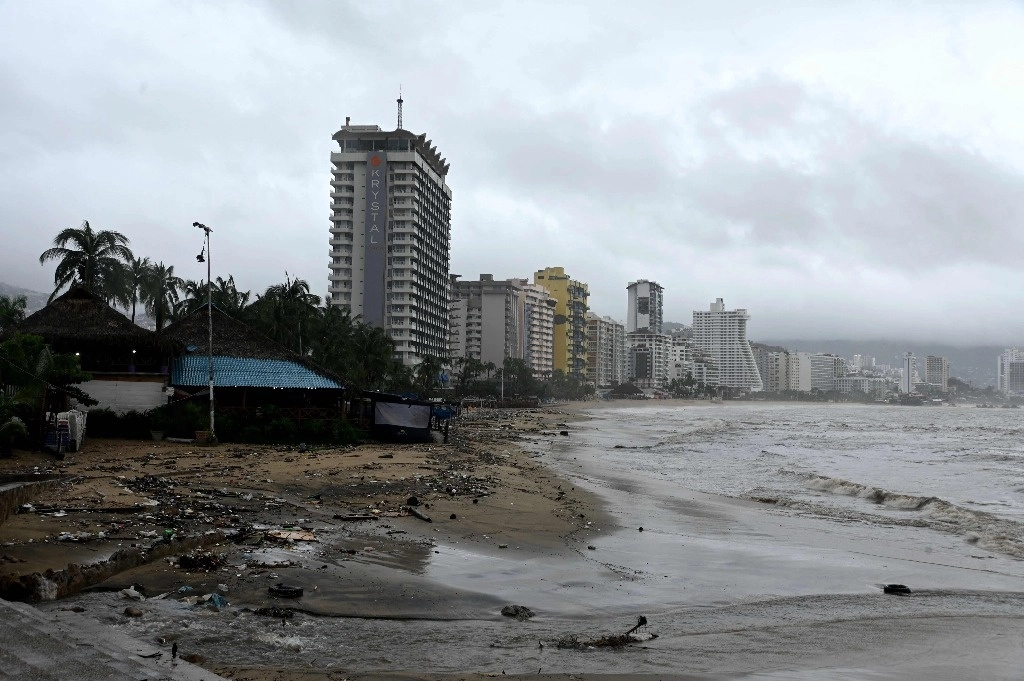 Basura en la playa Bahía de Santa Lucía tras el paso del huracán 'John' por Acapulco, Guerrero. Foto Afp