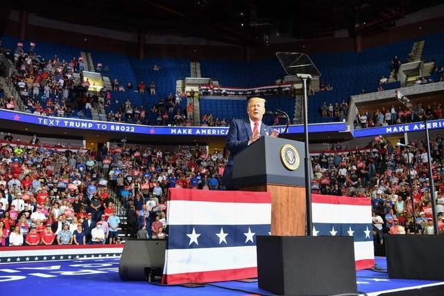 El presidente Donald Trump durante el evento de reinicio de campaña en Tulsa, Oklahoma. Foto Afp