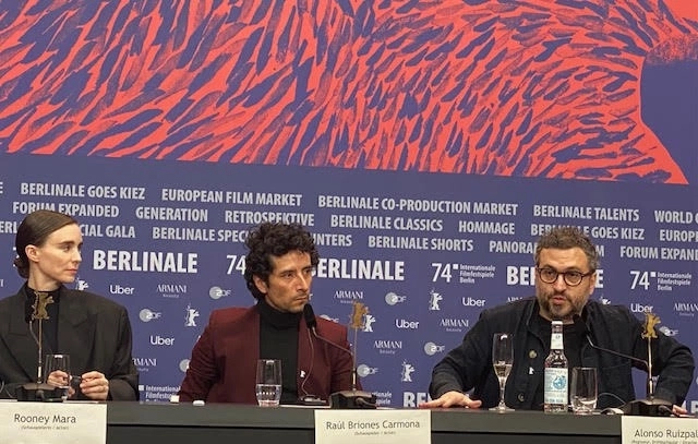 De izquierda a derecha, la actriz norteamericana Rooney Mara; el mexicano Raúl Briones Carmona y el realizador Alonso Ruizpalacios presentando su película ‘La Cocina’ en la Berlinale. Foto Alia Lira Hartmann