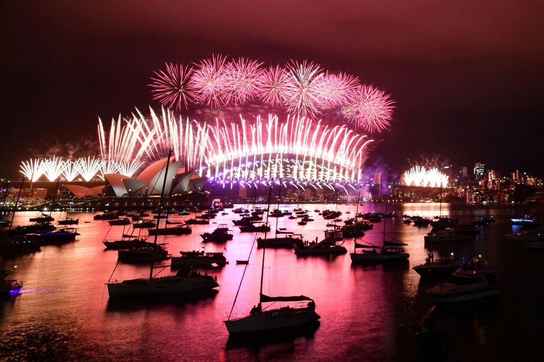 Fuegos artificiales dan la bienvenida al Año Nuevo en la Casa de la ópera y el puente de la bahía de Sídney. Foto Afp
