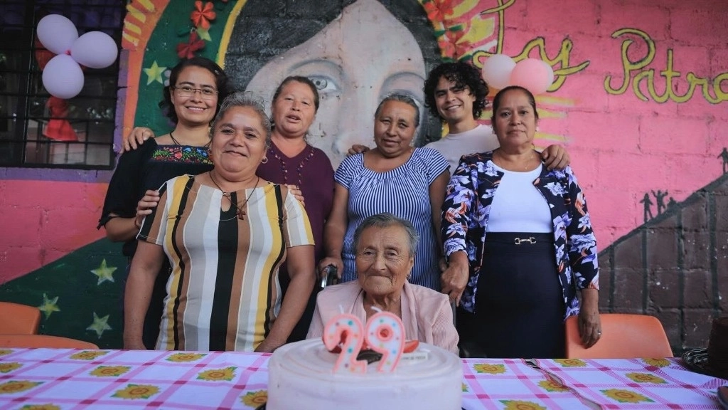 El grupo de mujeres se ha dedicado durante más de 30 años a dar apoyo a las y los migrantes que pasan a bordo del tren en las cercanías de la comunidad de La Patrona. Foto @LasPatronas_dh
 