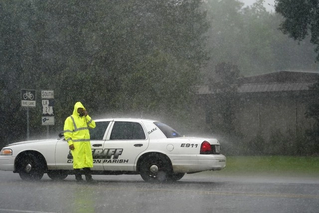 Un sheriff vigila el desalojo de una comunidad en Lake Charles, en Lousiana, ante la llegada del huracán ‘Laura’. Foto Ap 