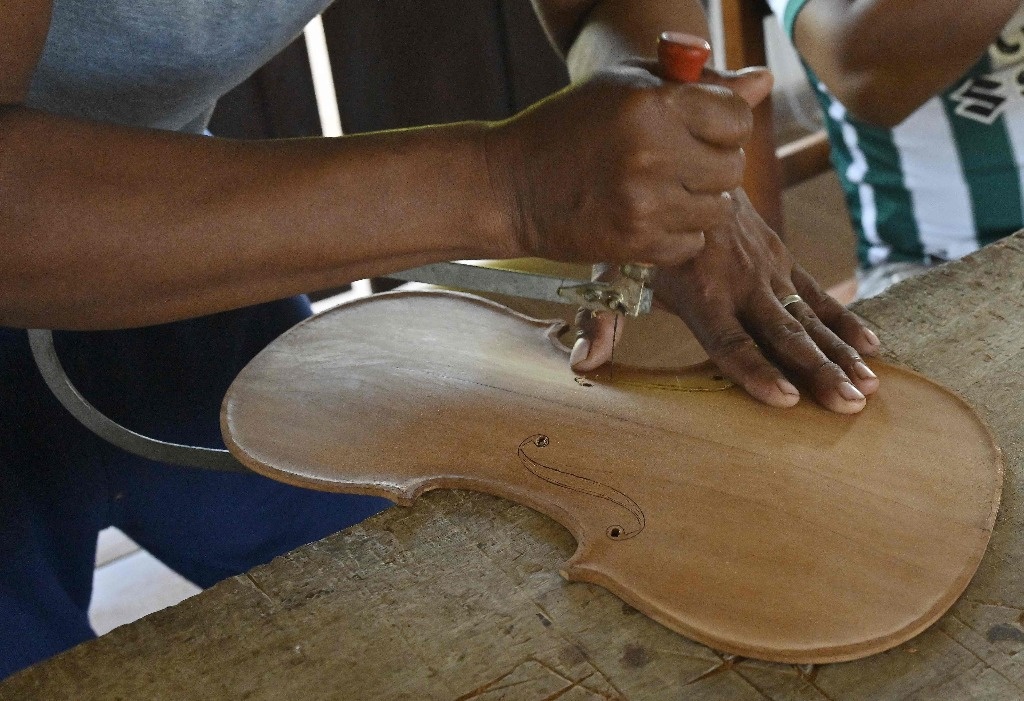 Indigenous ‘luthiers’ provide their violins from the Amazon