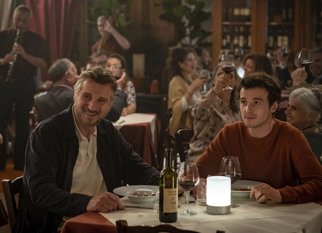Liam Neeson y su hijo, Micheál Richardson en una escena de la película ‘Made in Italy’. Foto Ap