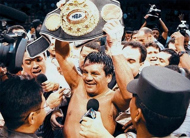 Roberto ‘Manos de Piedra’ Durán sostiene el cetro de los súper medianos tras su combate ante Pat Lawlor, en el año 2000. Foto Afp