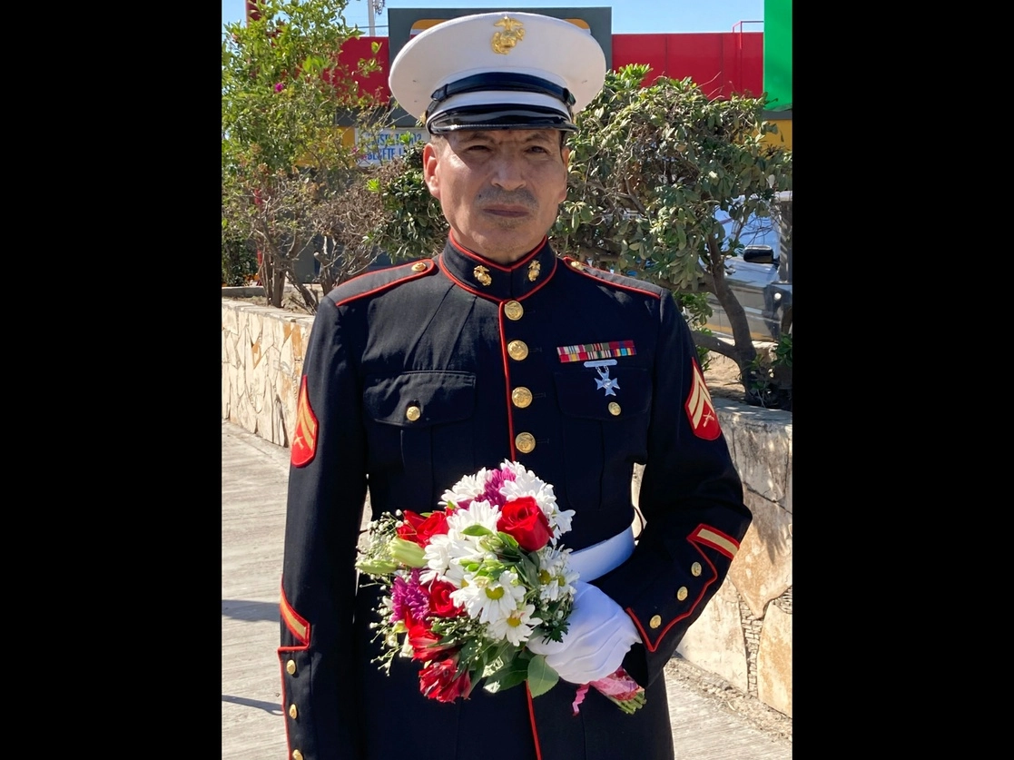 Esteban Pérez Núñez, ‘El Marine enamorado’, se apostó este 14 de febrero en el cruce de las calles Reynosa y 15 de Septiembre, en la ciudad de Nuevo Laredo, Tamaulipas, en espera de Cecilia, quien vive a unas cuadras del lugar. Foto Carlos Figueroa