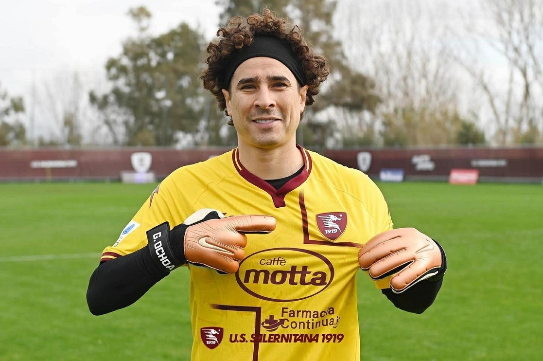 El arquero mexicano Guillermo Ochoa se comprometió con la Salernitana (Serie A italiana) hasta final de temporada, anunció el club italiano. Imagen tomada de Twitter @OfficialUSS1919