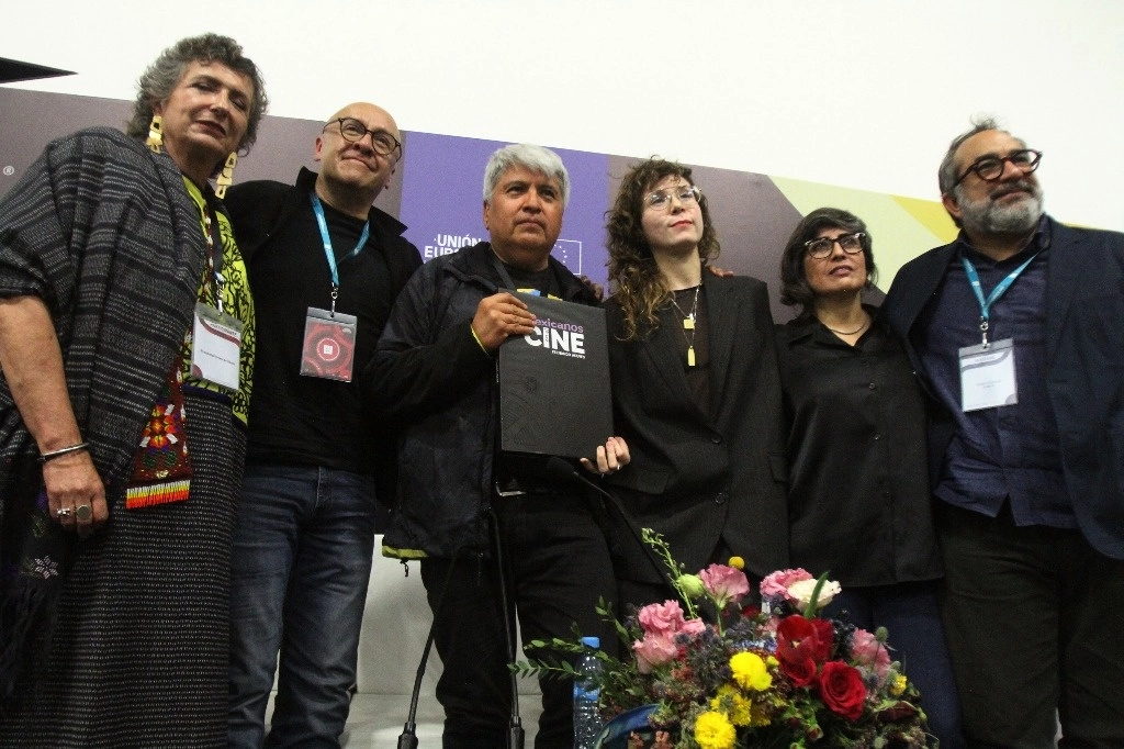 La productora Tita Lombardo, el locutor Martín Hernández, Fernando Aceves, la realizadora Natalia Beristáin, la artista especializada en animación Rita Basulto y el director de arte Eugenio Caballero durante una conferencia de prensa previa la presentación del libro. Foto Arturo Campos 