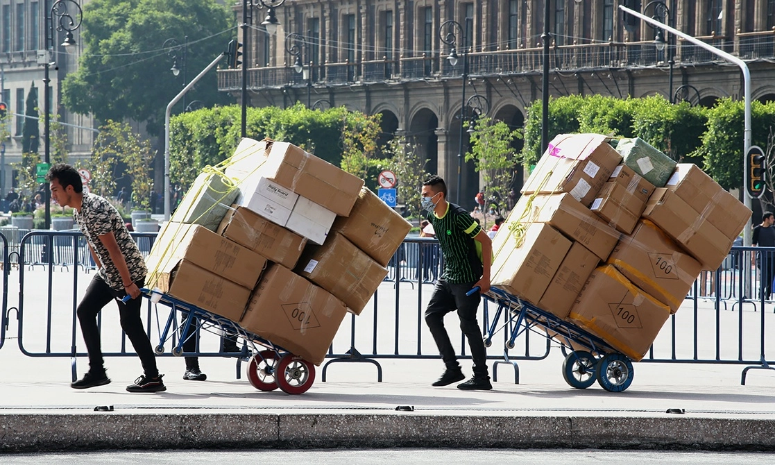 Diableros transportan mercancía en el Centro Histórico de la Ciudad de México. Foto María Luisa Severiano / Archivo