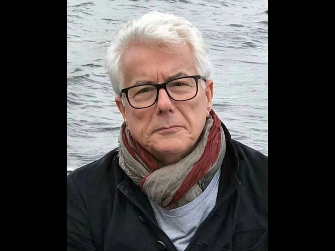 “He tratado de escribir algo que es más que un thriller –hay elementos de peligro, suspenso y tensión– de la misma manera que ‘El padrino’, de Mario Puzo, es más que una novela del crimen, ya que retrata a una sociedad entera”, sostuvo Ken Follett. Foto Barbara Follett