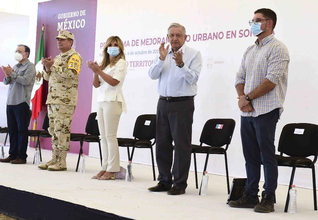 El presidente López Obrador durante la supervisión de mejoramiento urbano en Hermosillo, Sonora. Foto Presidencia