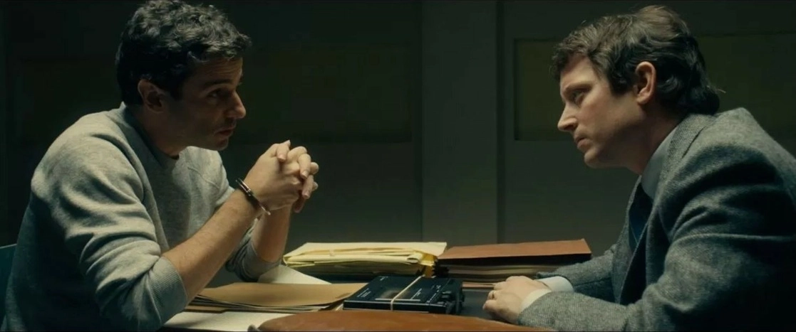 Escena en el que aparecen Luke Kirby, como Ted Bundy, y Elijah Wood. Foto tomada del Twitter de @RLJEfilms
