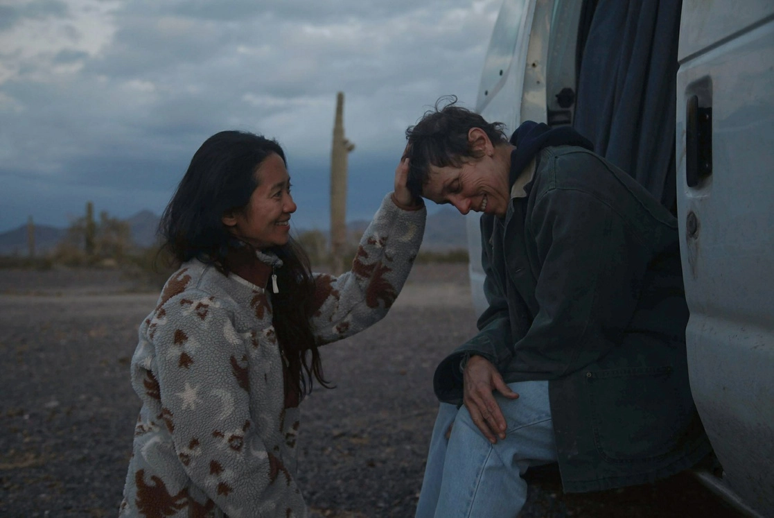 Chloé Zhao, directora de ‘Nomadland junto a la protagonista del filme, Frances McDormand. Foto Ap / Archivo