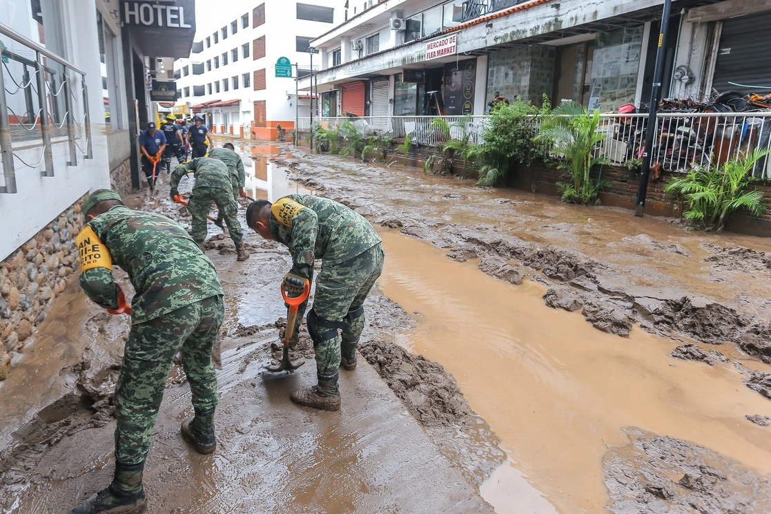 La zona centro de Puerto Vallarta, Jalisco, fue afectada por el paso del Huracán 'Nora'. Foto La Jornada