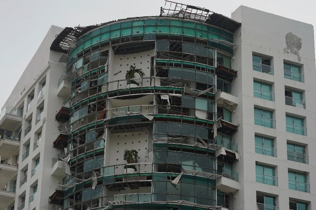 Un edificio dañado por el paso del huracán ‘Otis’, en Acapulco. Foto Ap