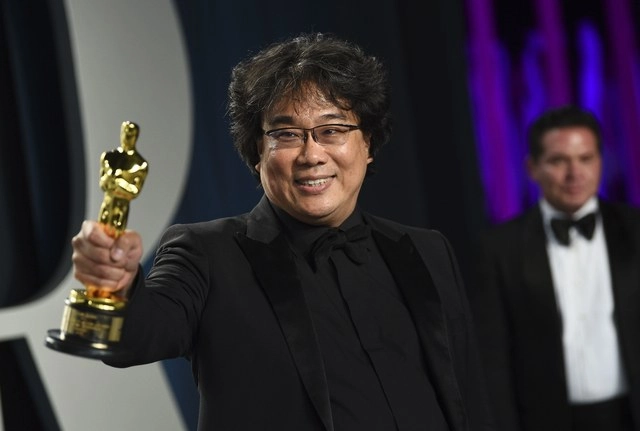 Bong Joon-ho hizo historia con la comedia negra ‘Parásitos’, que fue la primera de habla no inglesa en ganar el Oscar a Mejor Película ayer. Foto Ap