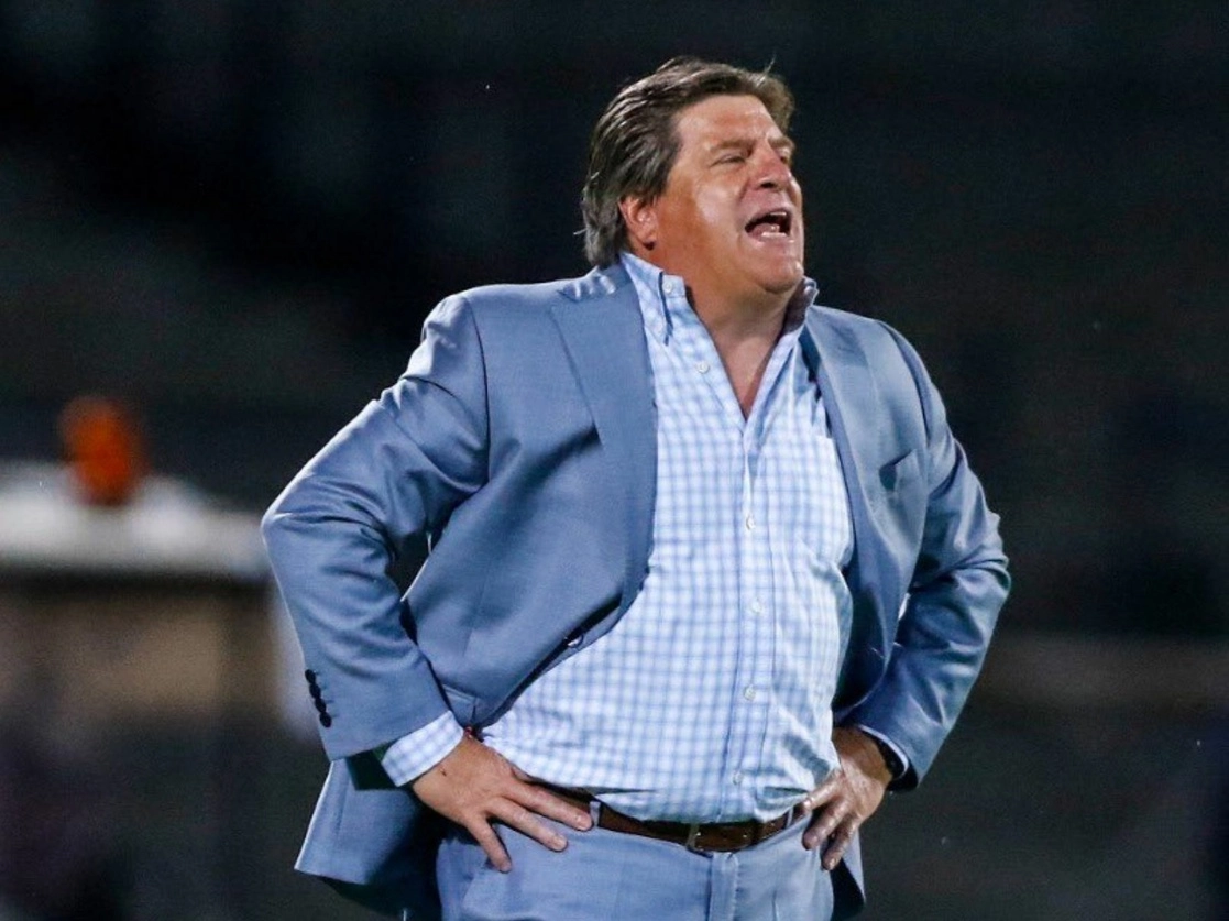 Miguel Herrera, ex director técnico del América alcanzó un acuerdo con las autoridades fiscales para regularizar sus adeudos en impuestos, informó la Procuraduría Fiscal de la Federación. Foto tomada del Twitter de @MiguelHerreraDT / Archivo