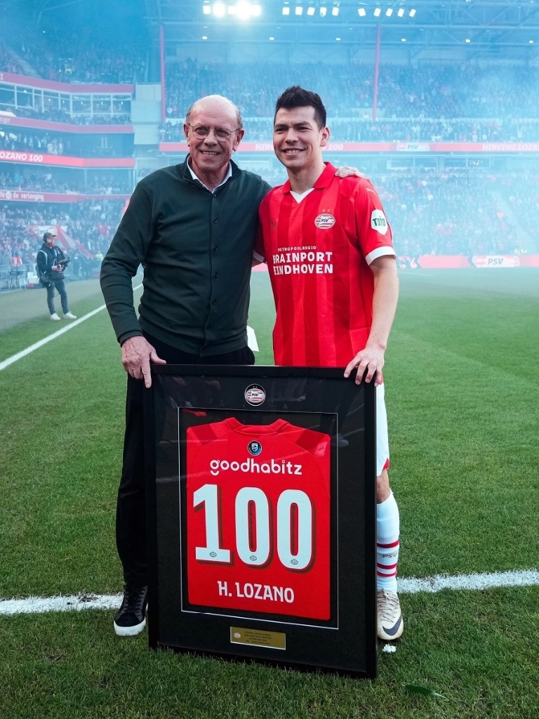 A Hirving ‘Chucky’ Lozano le entregaron una camiseta conmemorativa por los 100 juegos cumplidos con el PSV. Foto Tomada de X @PSV 