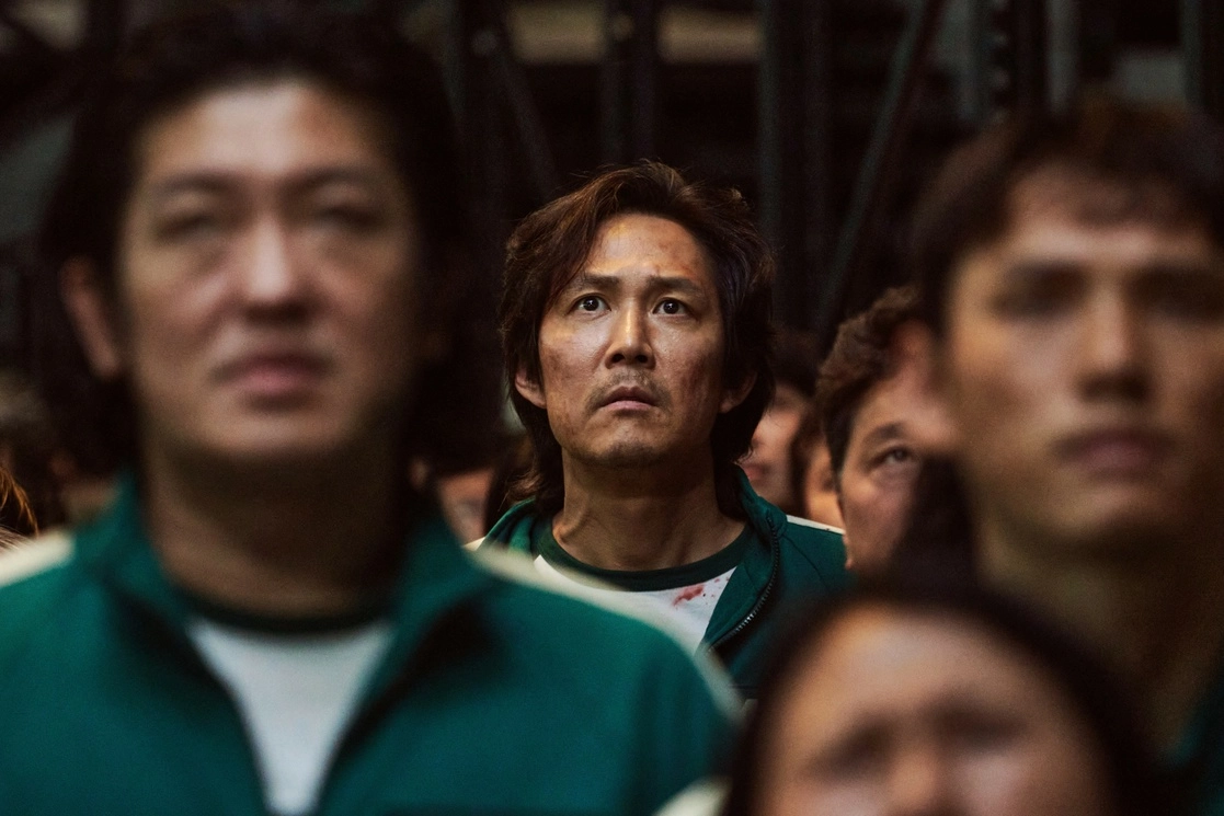 El actor Lee Jung-jae, en el centro al fondo, en una escena de la serie coreana ‘Squid Game’, la cual se convirtió en la primera serie en lengua no inglesa que compite por el Emmy, el máximo honor de la televisión. Foto Netflix vía Ap