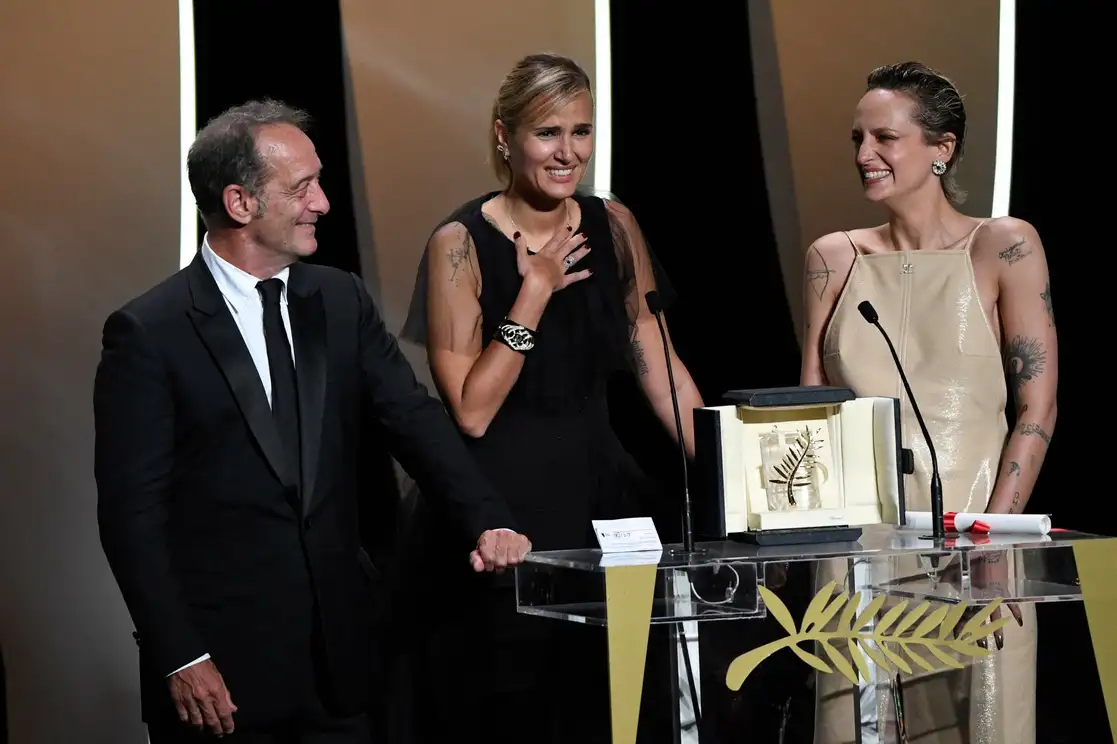 Julia Ducournau (centro) es la directora de ‘Titanio’, cinta ganadora de la Palma de Oro del Festival de Cine de Cannes. Foto Afp