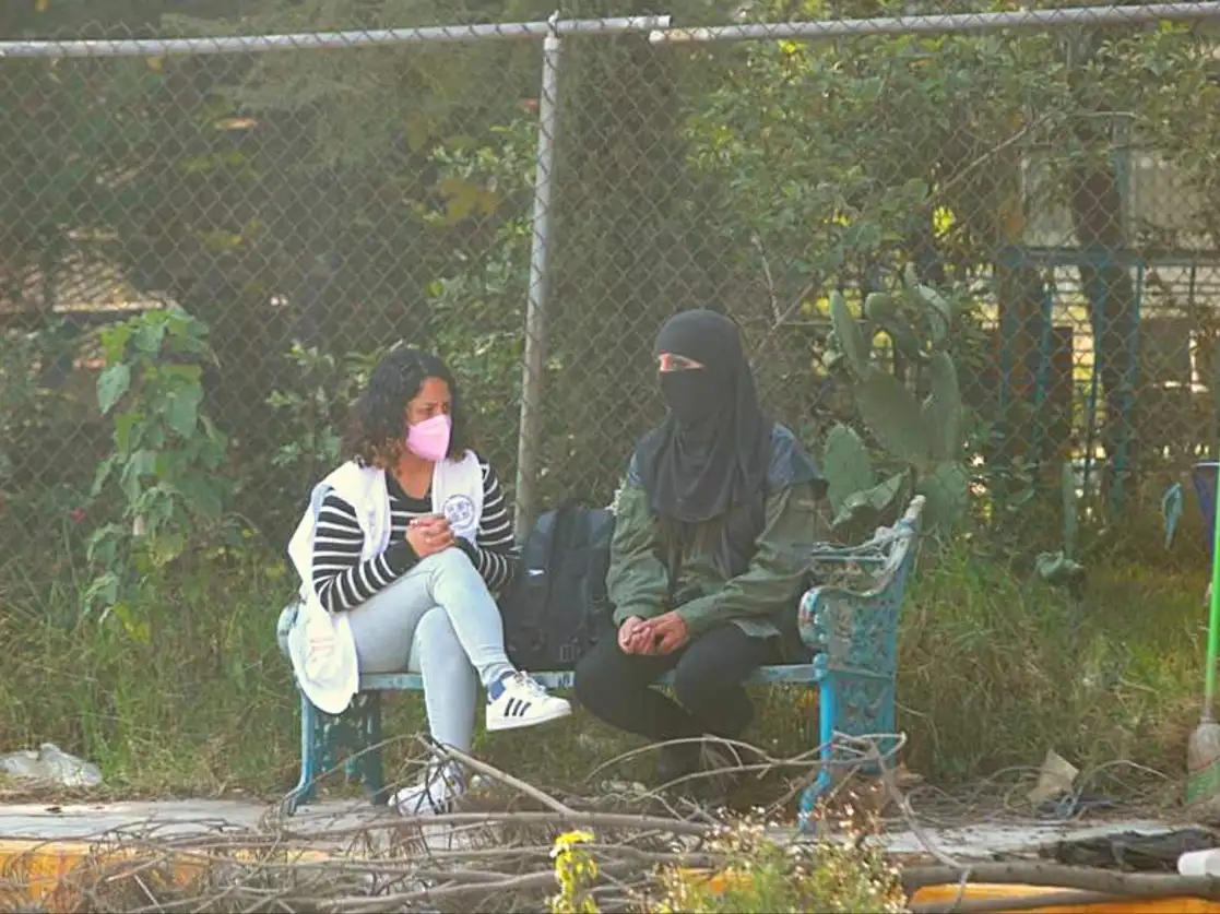Al mediodía del miércoles, un grupo de mujeres, con el rostro cubierto, pidió de forma violenta el desalojo de las instalaciones. Foto Alfredo Domínguez