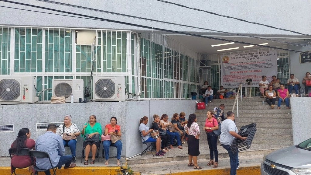 Desde la noche del martes, 17 de octubre, trabajadores del Poder Judicial de Guerrero colocaron una manta en el acceso principal del Palacio de Justicia de Caleta. Foto ‘La Jornada’