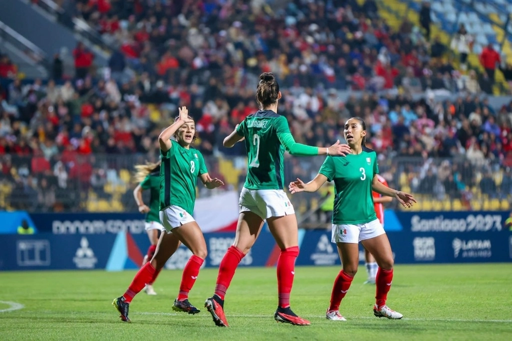 La selección mexicana femenil de futbol cierra su participación en fase de grupos de los Juegos Panamericanos ante Paraguay. Foto Tomada de X  @CONADE