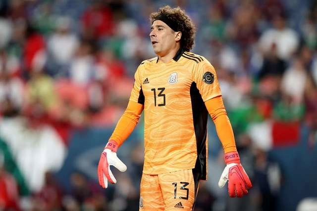 El arquero Guillermo Ochoa durante una jugada en el juego. Foto Afp