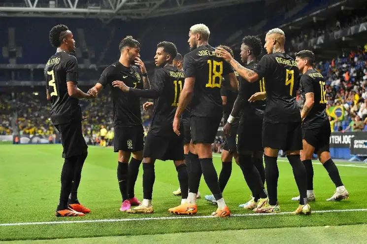 En un hecho inédito, la escuadra brasileña jugó de negro el primer tiempo del encuentro contra Guinea en el RCD de Barcelona, en protesta por los reiterados ataques a su estrella Vinícius Júnior. Foto Afp 