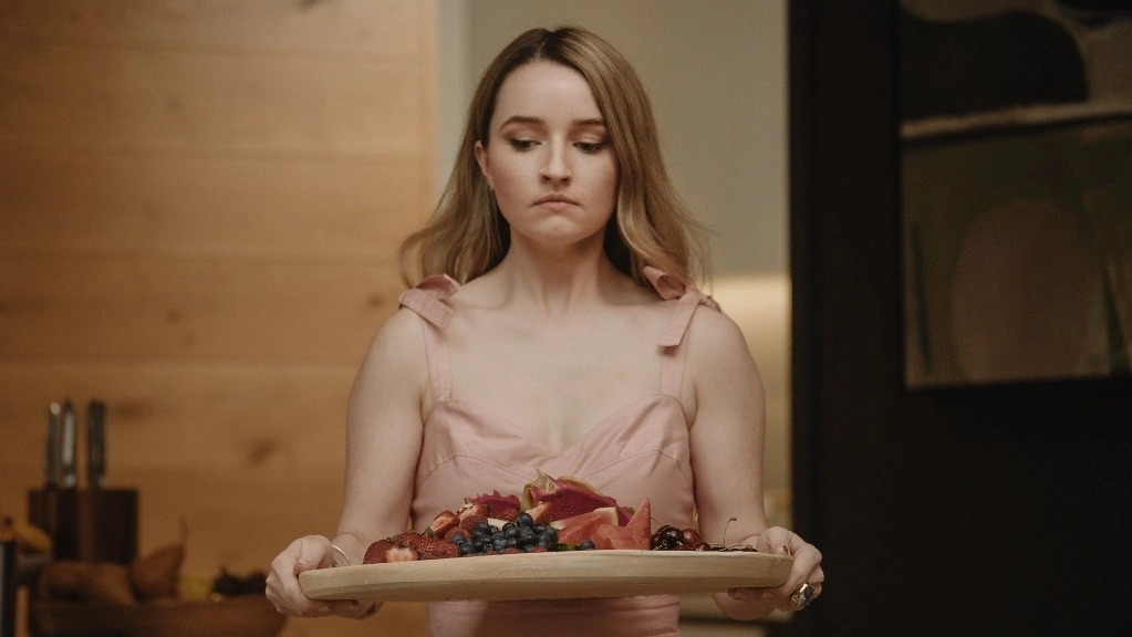 Belle Gibson, protagonista de la serie 'Vinagre de manzana', es interpretada por la actriz Kaitlyn Dever. Foto The Independent
