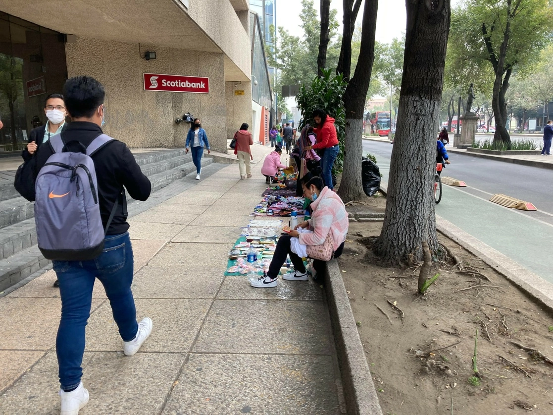 Organizaciones de comerciantes ambulantes ha encontrado nuevas modalidades para operar. Foto Bertha Ramírez