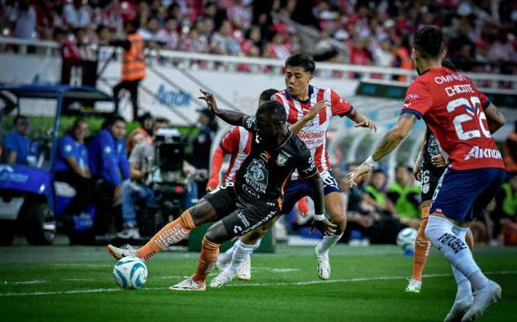 El conjunto rojiblanco Chivas sigue sin levantar, aunque detuvo su inercia perdedora. Foto @Tuzos 