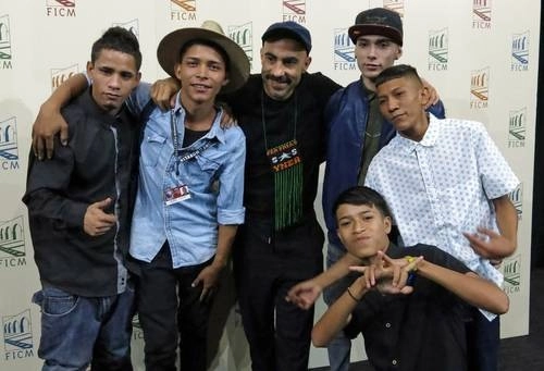 Fernando Frías posa junto con el elenco de su película 'Ya no estoy aquí'. Foto Ap / Archivo