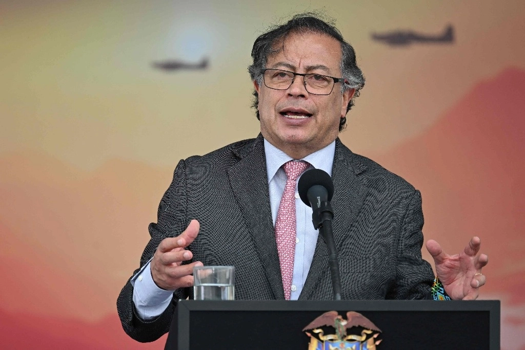 Gustavo Petro, peresidente de Colombia, durante el acto conmemorativo de los 104 años de las Fuerzas Aéreas del país. Foto Afp.