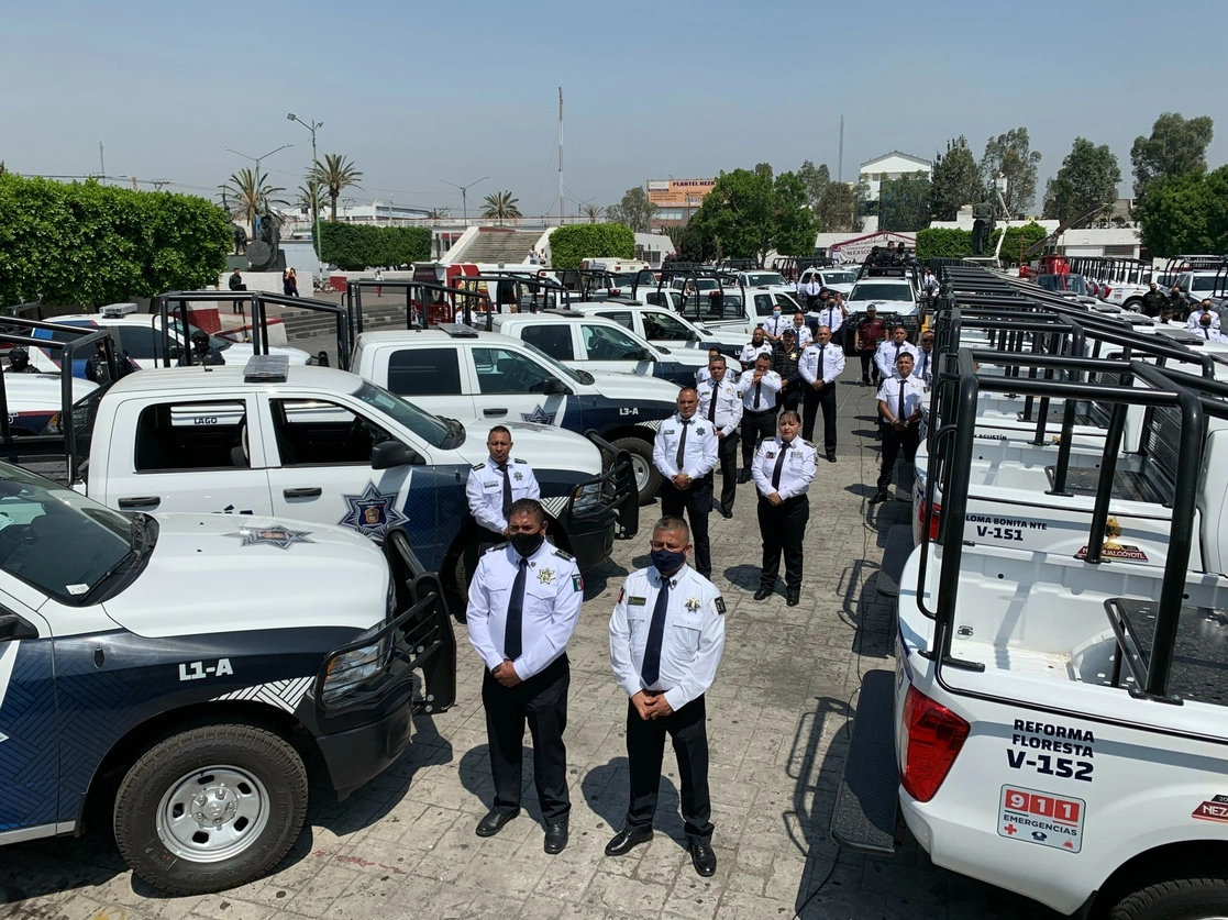 La titular de la SSPC, Rosa Icela Rodríguez, hizo entrega de vehículos policiales en la explanada Unión de de Fuerzas, en Nezahualcóyotl, Estado de México, el 26 de mayo de 2022. Foto René Ramón 